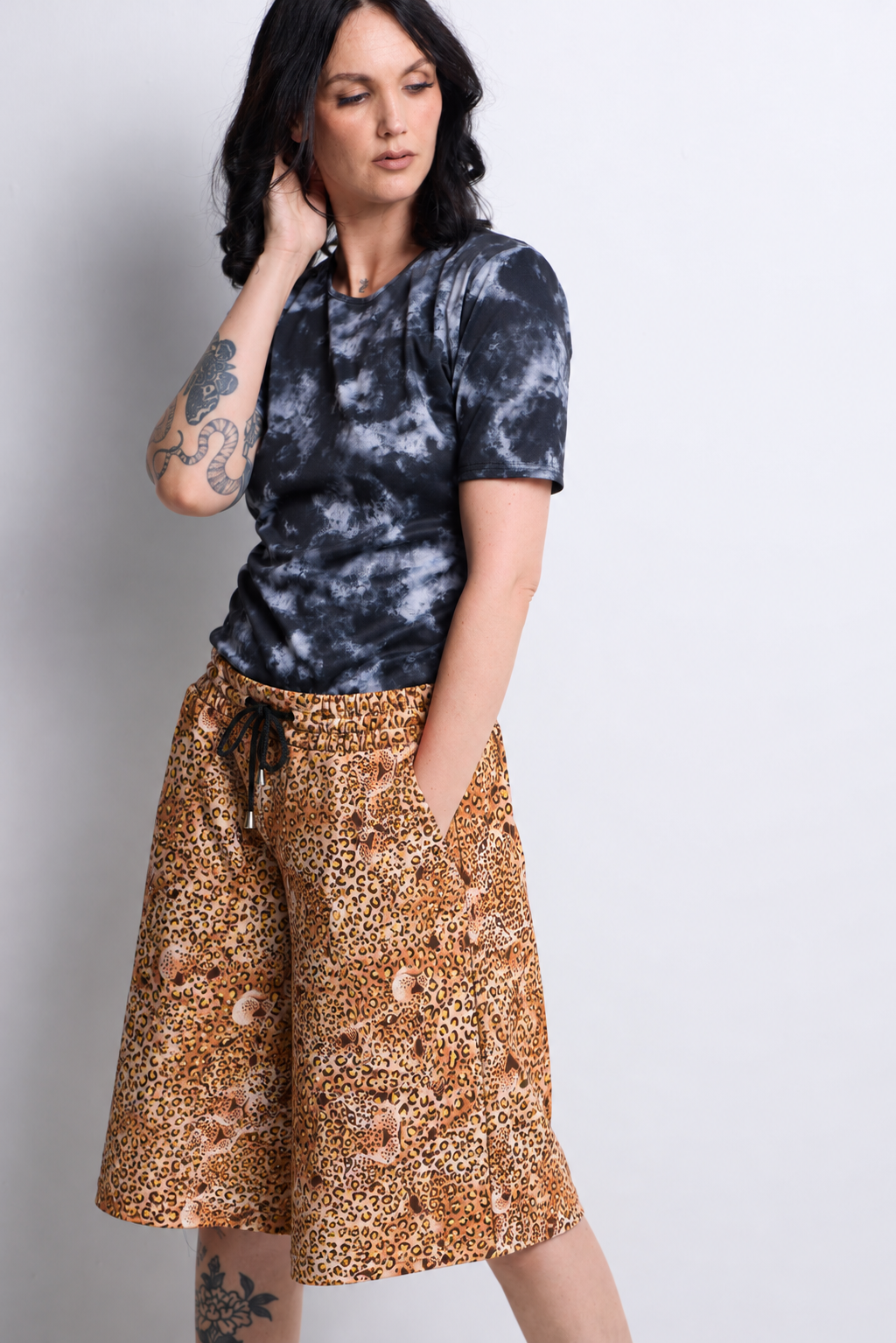 WORLD 5620 Sweat Sweat Shorts Liberty's Hidden Leopard (UNISEX)