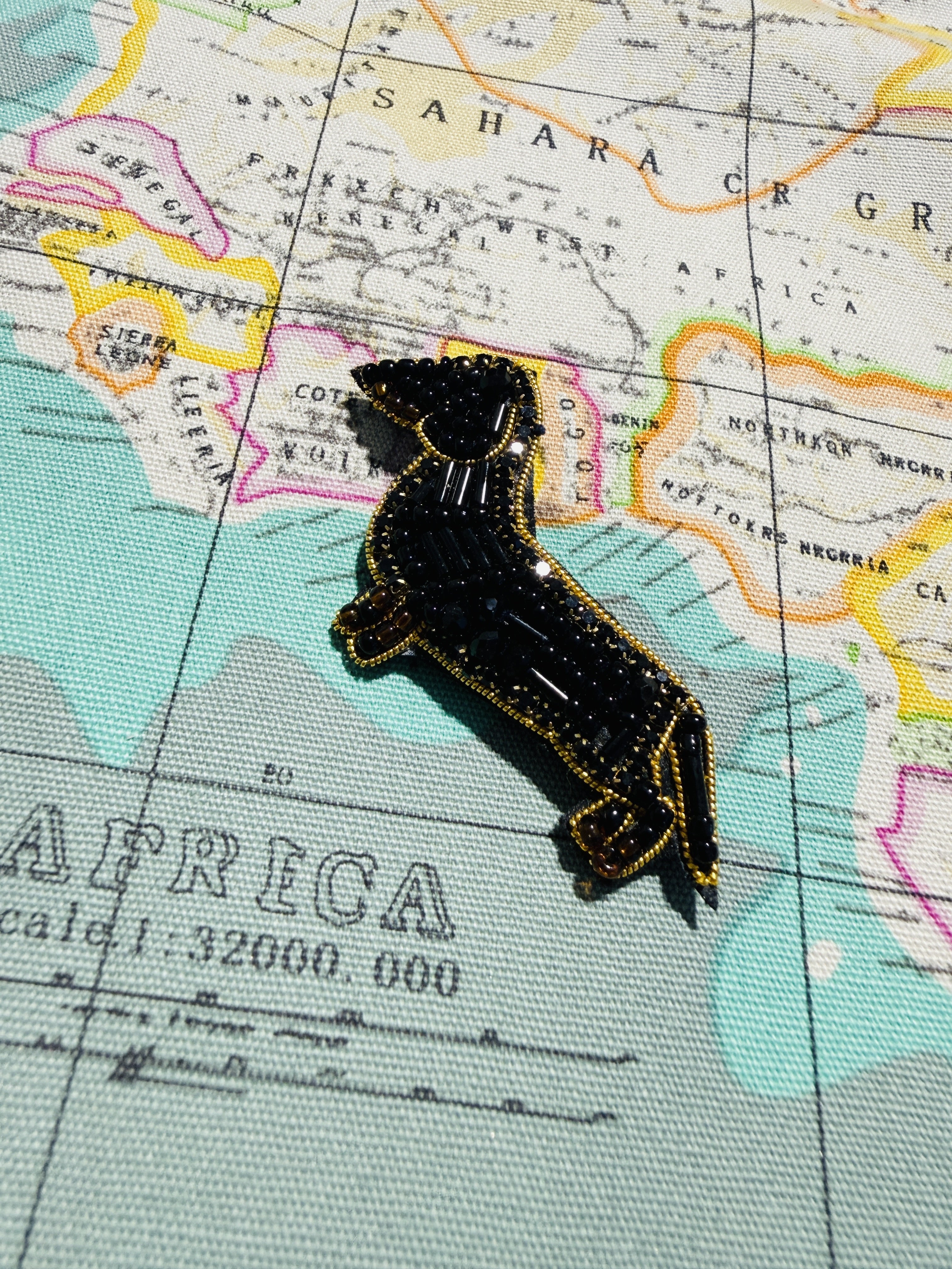WORLD Bullion Brooch - Black Shiny Slippery Sausage Dog