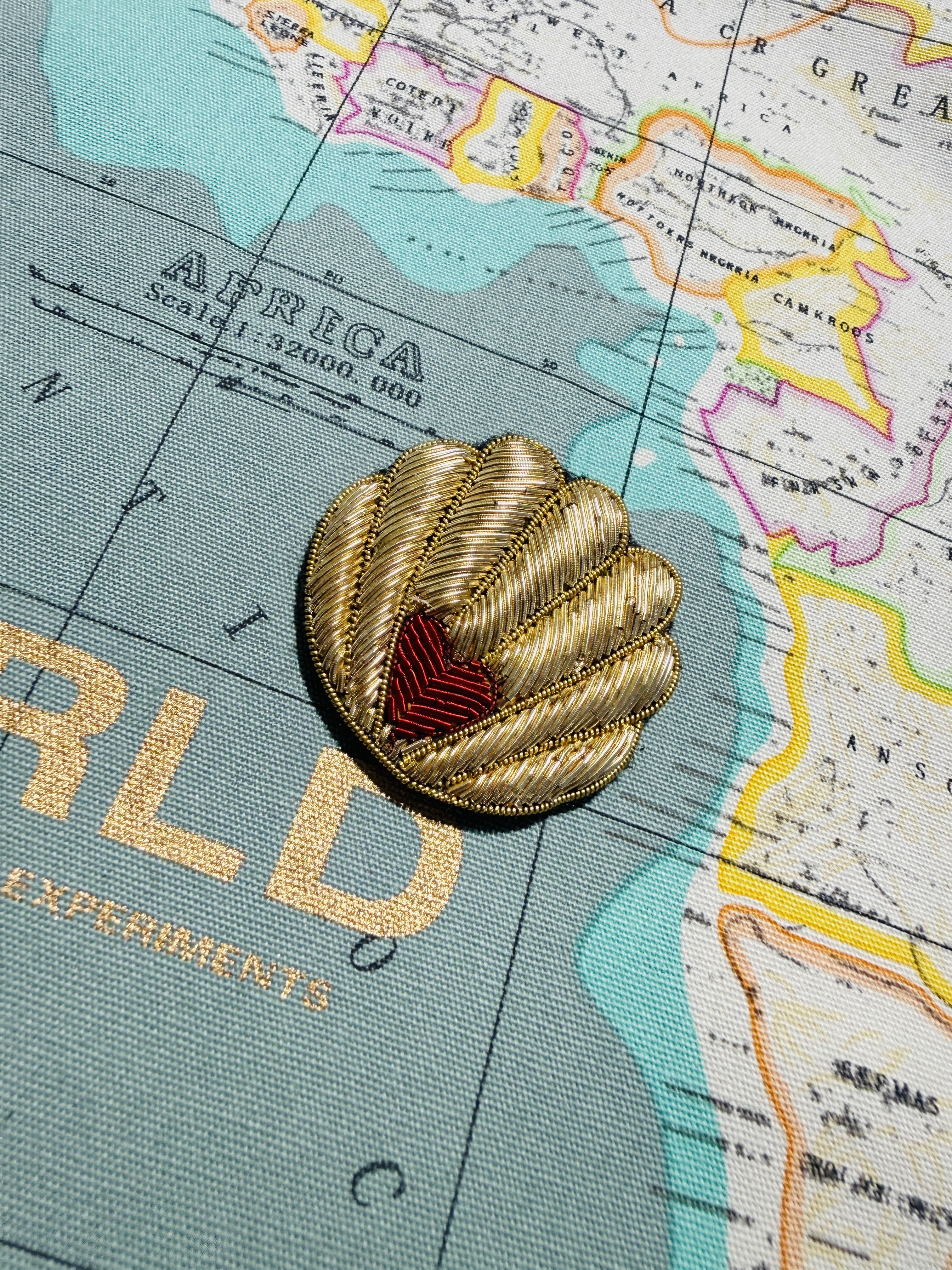 WORLD Bullion Brooch - Shell Lotta Love