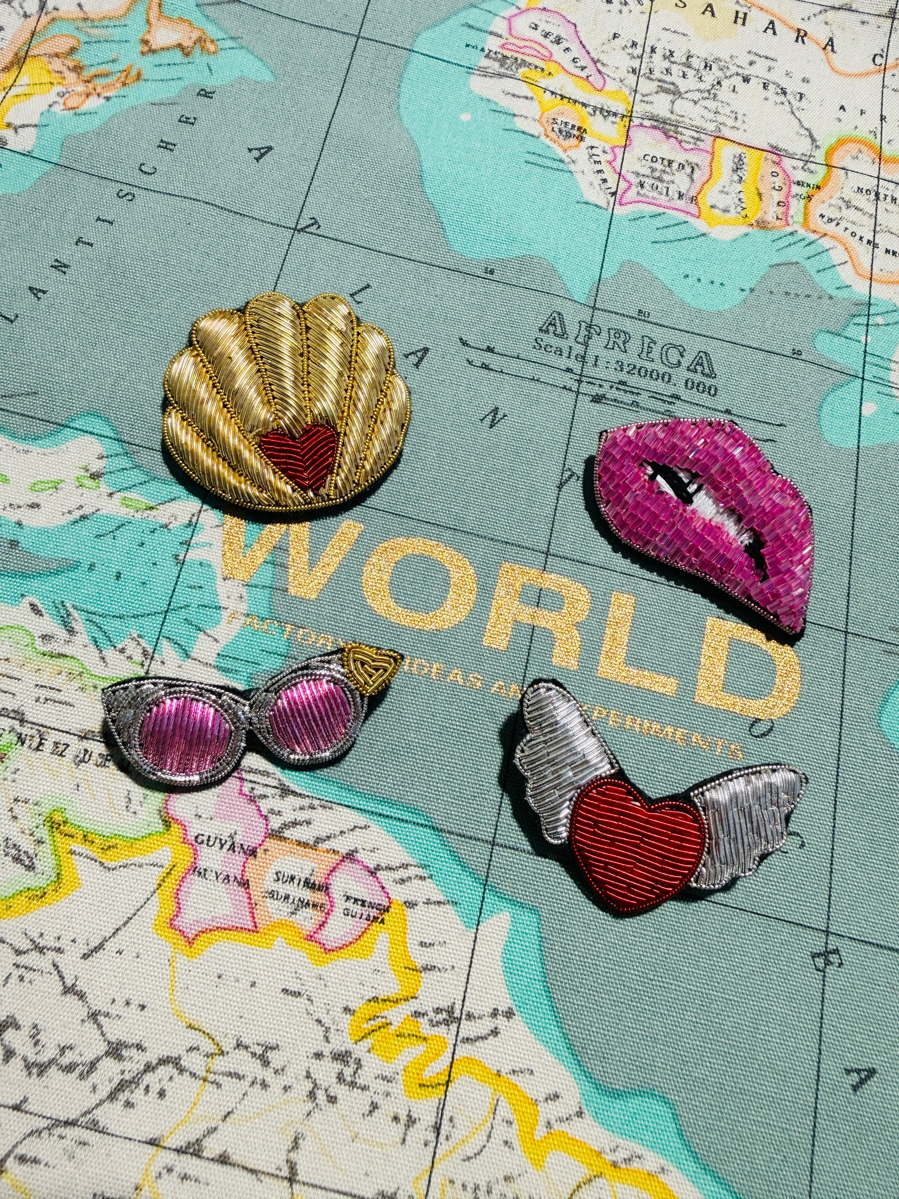 WORLD Bullion Brooch - Pink Want You Lips