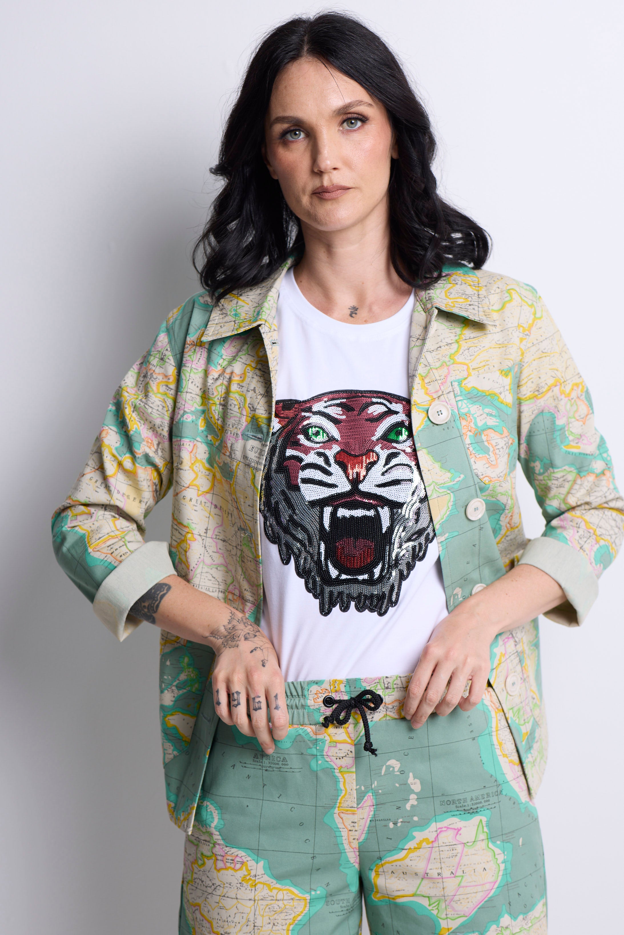 WORLD 5065 Flow T-Shirt White w/ Sequin Tiger (UNISEX)
