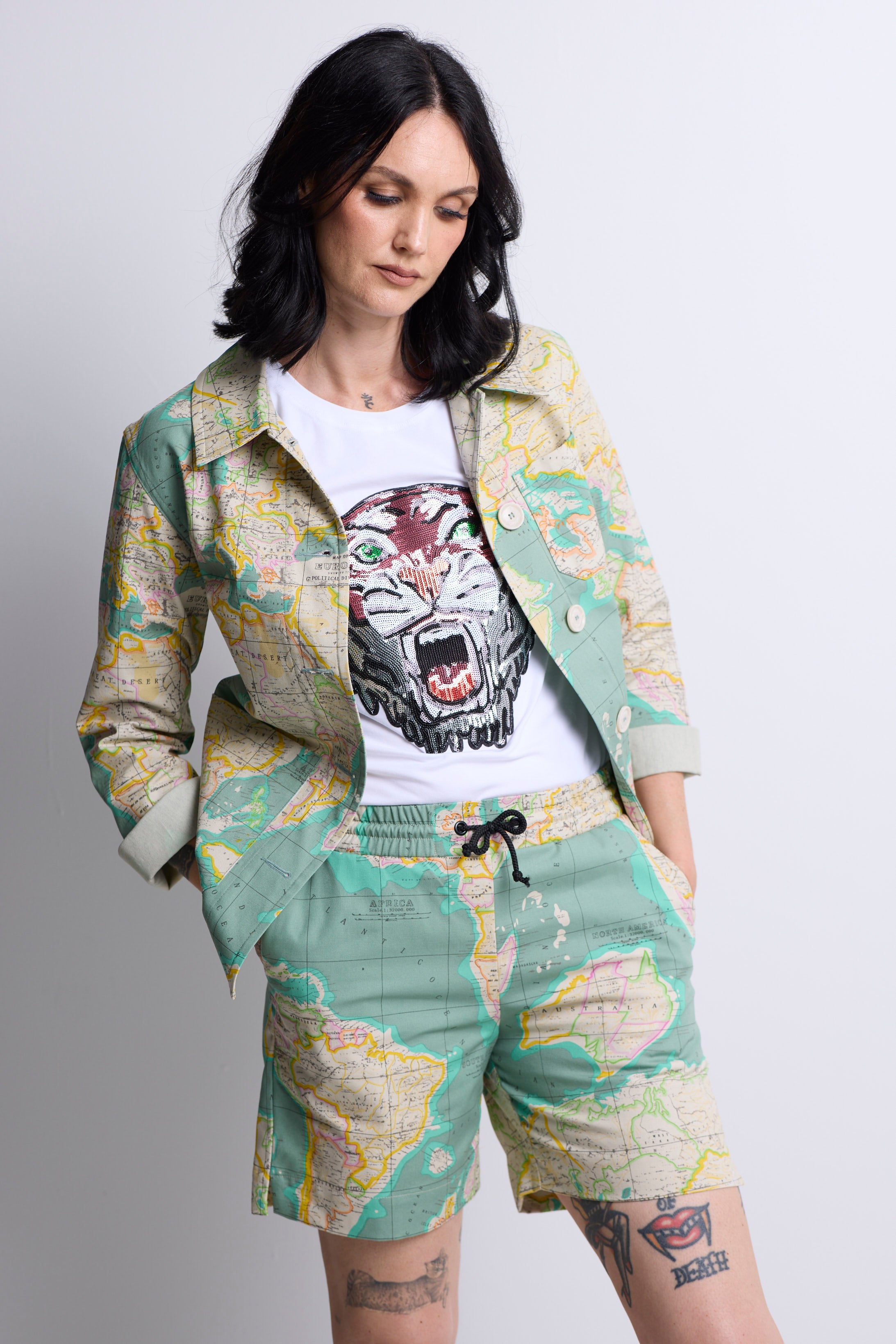 WORLD 5065 Flow T-Shirt White w/ Sequin Tiger (UNISEX)