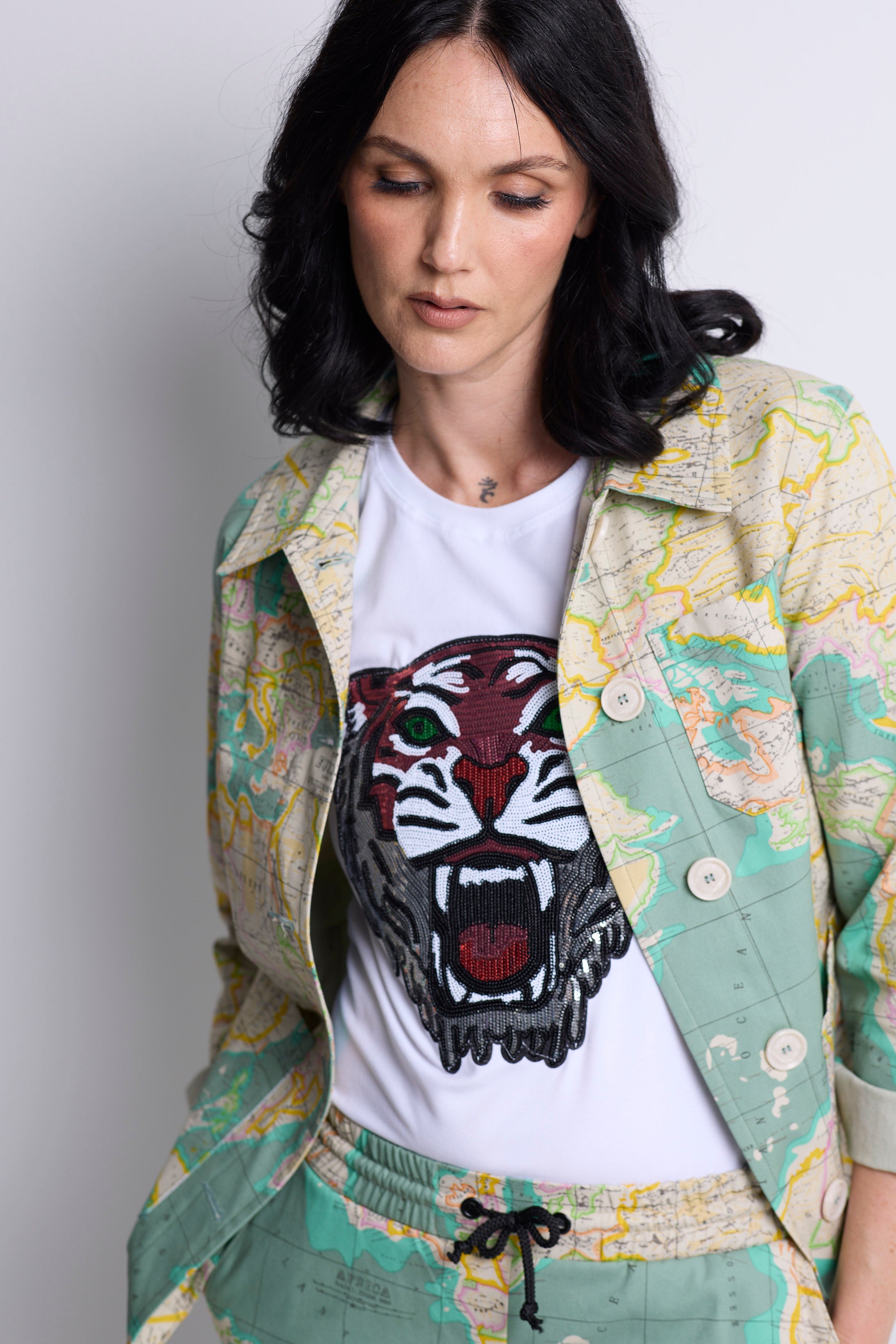 WORLD 5065 Flow T-Shirt White w/ Sequin Tiger (UNISEX)