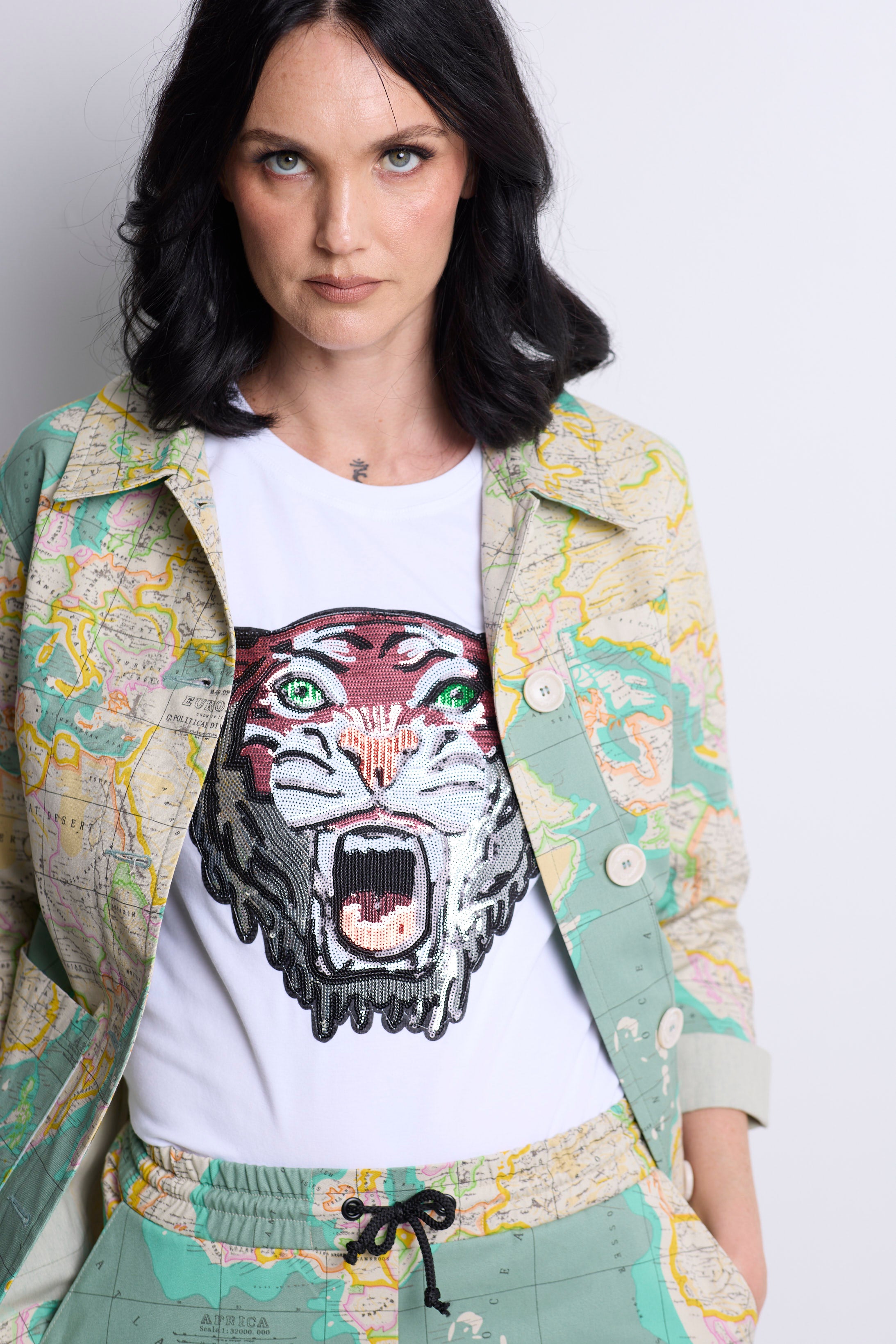 WORLD 5065 Flow T-Shirt White w/ Sequin Tiger (UNISEX)
